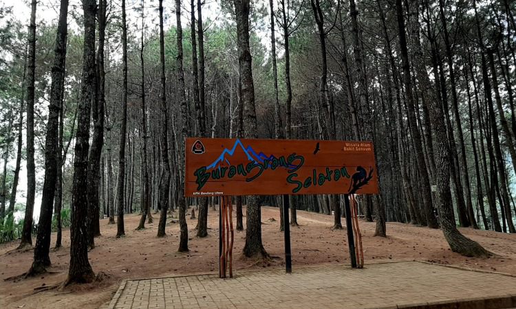 Alamat Bukit Senyum