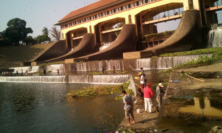 Aktivitas di Bendungan Walahar