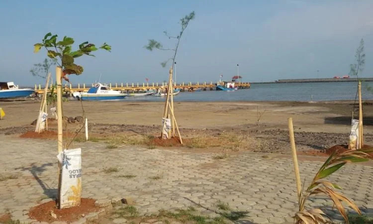 Daya tarik pantai Balongan memang indah