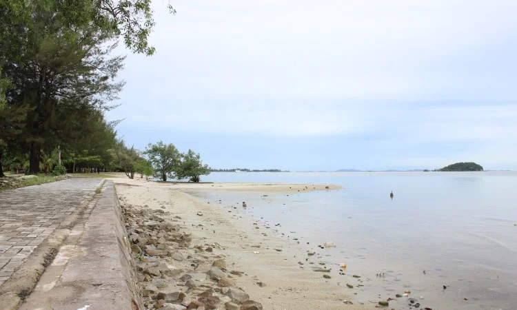 Objek Wisata Pantai Tanjung Pendam Belitung