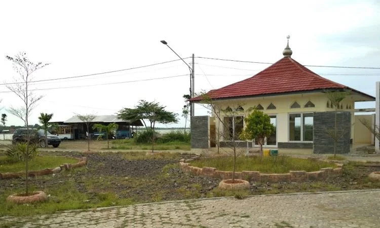 Fasilitas di Pantai Balongan Indah