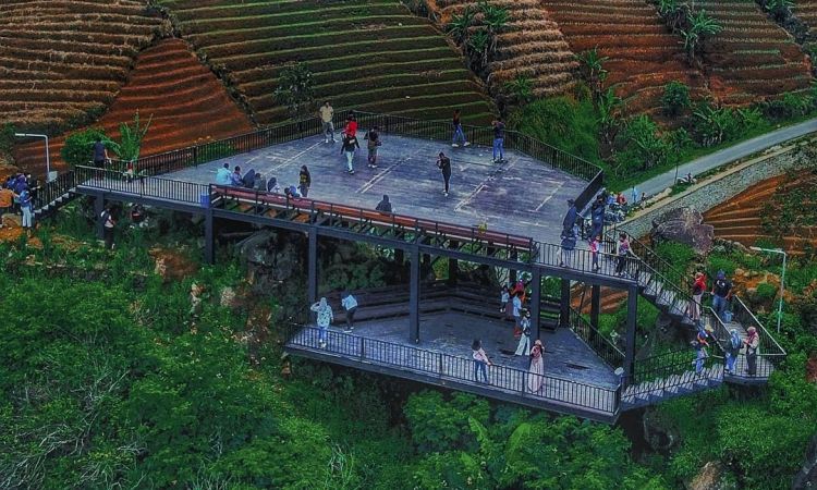 Objek Wisata Alam Hits di Majalengka, Bukit Candi Lawang Saketeng
