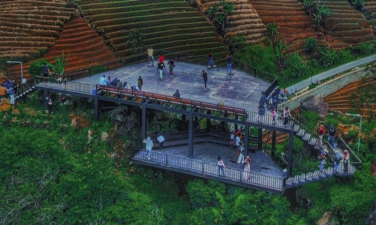 Aktivitas di Bukit Candi Lawang