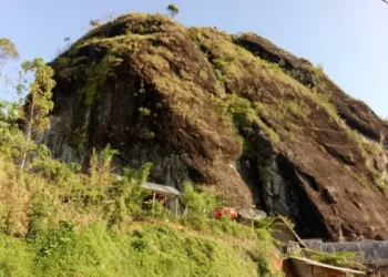 Batu Tumpang, Keindahan Alam Tebing Batu Raksasa & Perkebunan Teh di Garut