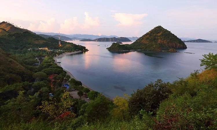 Daya Tarik Pantai Waecicu Labuan Bajo