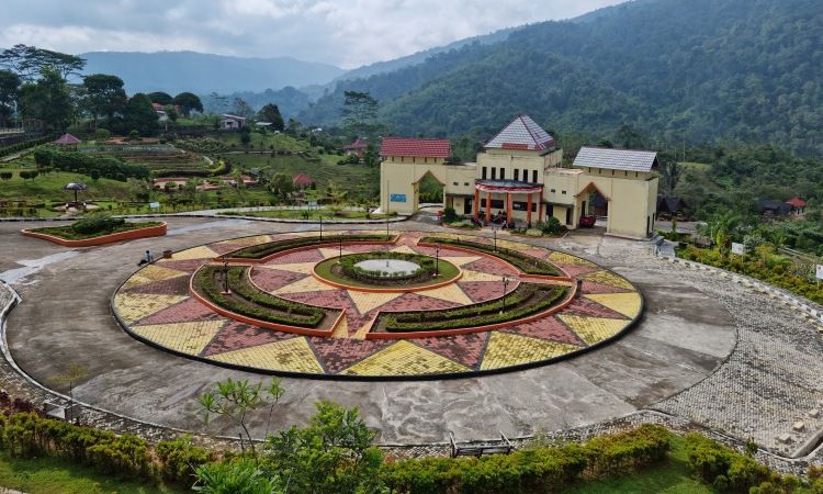 Harga Tiket Kebun Raya Liwa