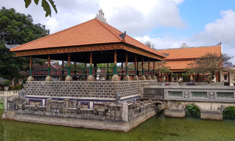 Puri Agung Karangasem, Destinasi Wisata Sejarah Favorit di Bali