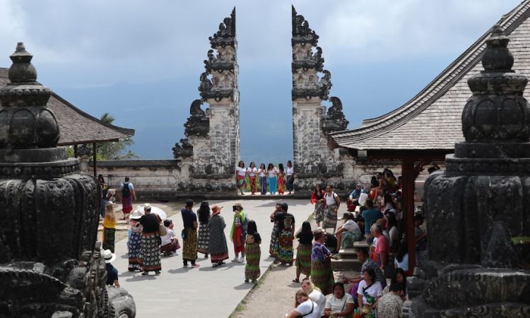 Aktivitas Menarik Pura Lempuyang Madya