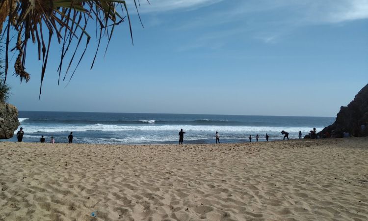 Aktivitas Menarik di Pantai Watu Lawang