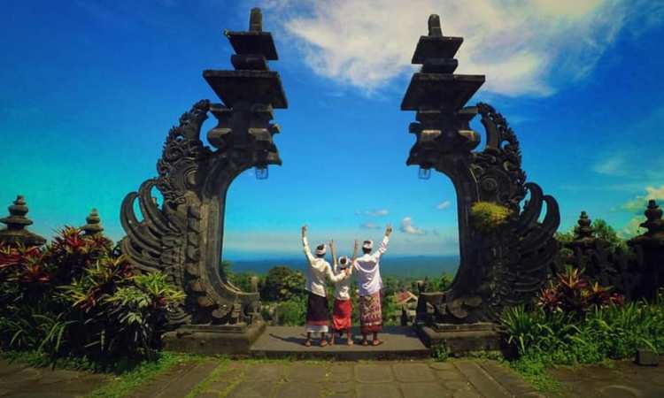 Aktivitas Menarik di Pura Gelap Besakih