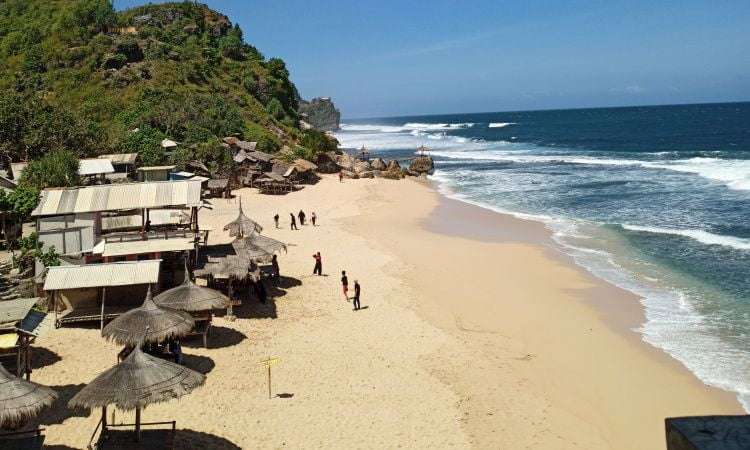 Aktivitas di Pantai Watu Lawang