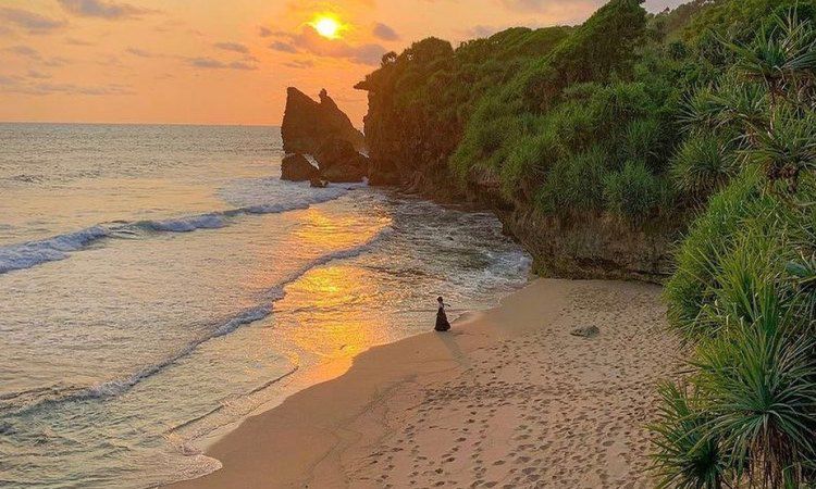 Aktivitas di Pantai Widodaren