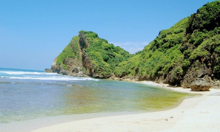 Daya Tarik Dimiliki Pantai Nguyahan