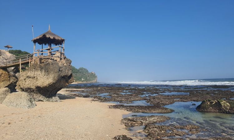 Daya Tarik Dimiliki Pantai Watu Lawang