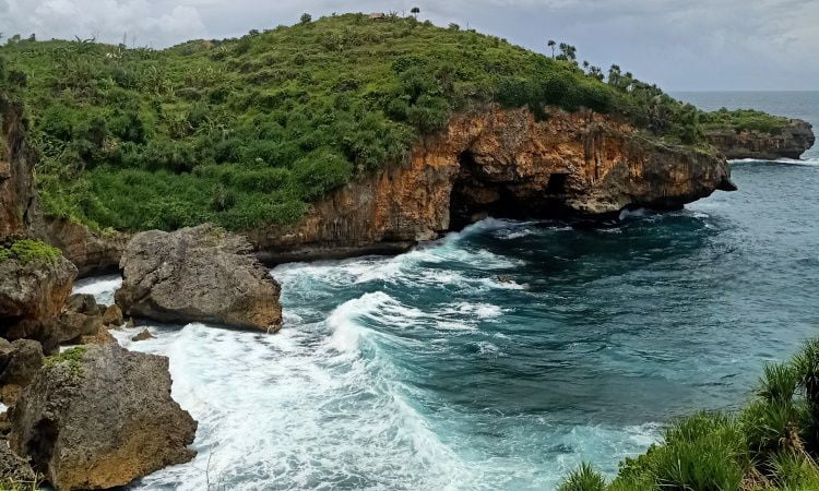 Daya Tarik Dimiliki Pantai Widodaren