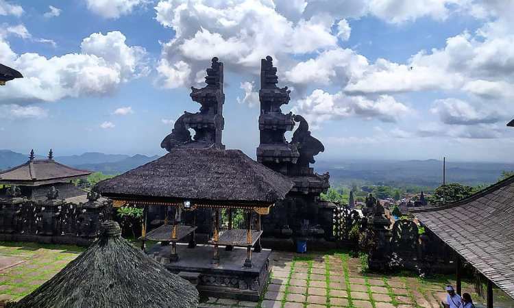 Daya Tarik Dimiliki Pura Gelap Besakih