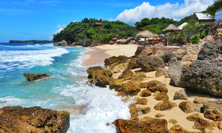 Daya Tarik Pantai Watu Lawang