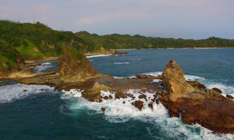 Daya Tarik Pantai Watu Lumbung Gunung Kidul
