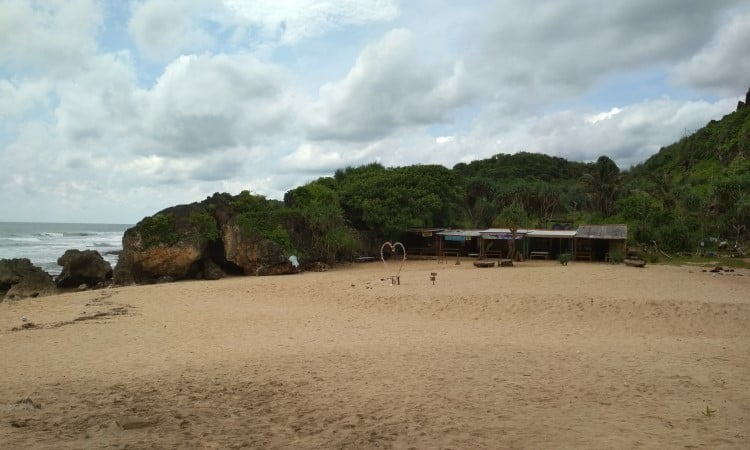 Fasilitas Pantai Ngrumput