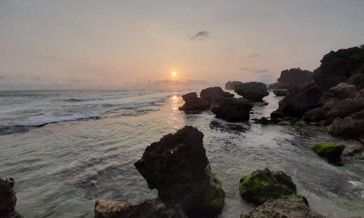 Harga Tiket Pantai Ngrumput
