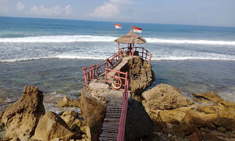 Harga Tiket Pantai Watu Lawang
