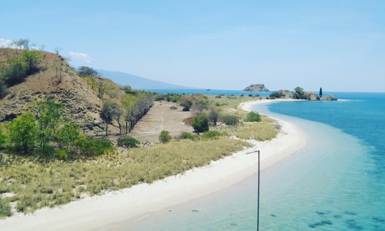 Pantai Maluk, Pantai Cantik yang Diapit Bukit Eksotis di Sumbawa Barat