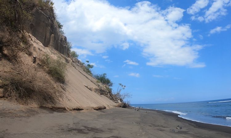 Pantai Tebing, Pantai Unik dengan Pasir Hitamnya yang Eksotis di Lombok Utara