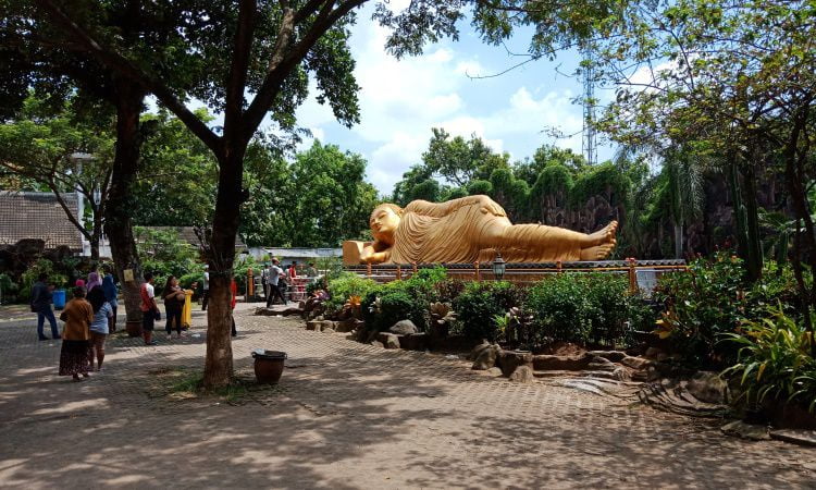 Aktivitas Menarik Patung Buddha Tidur