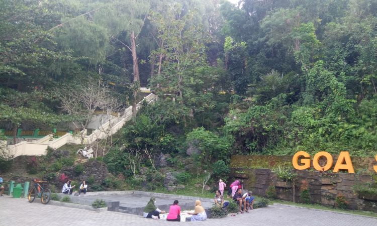 Aktivitas di Goa Selarong