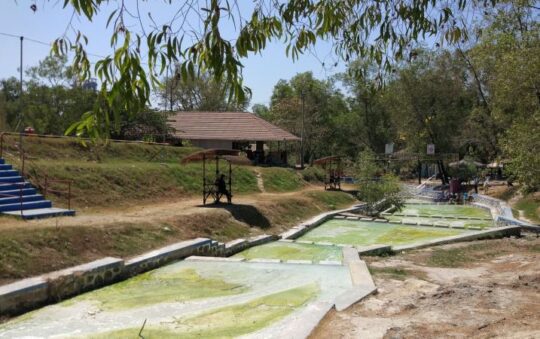 Banyu Panas Palimanan, Pesona Pemandian Alami yang Super Jernih di Cirebon