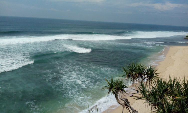 Daya Tarik Dimiliki Pantai Sanglen