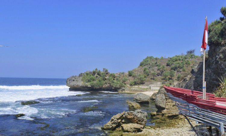 Daya Tarik Pantai Mbuluk