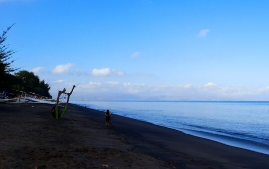 Pantai Kuranji, Pantai Indah dengan Pasir Hitam Menawan di Lombok Barat