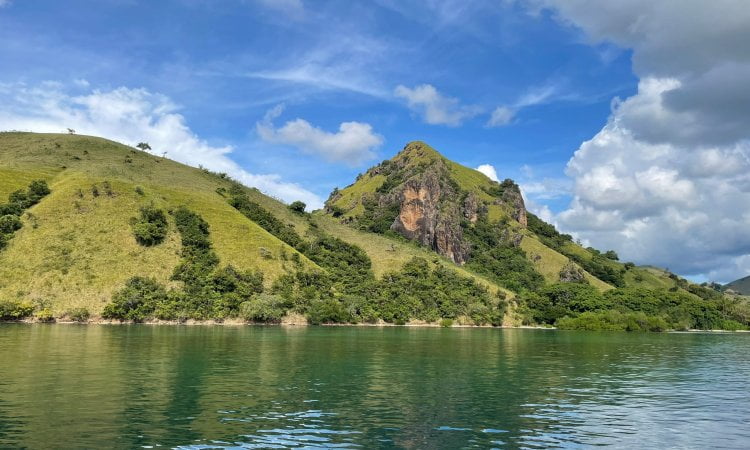 Pulau Kalong, Pesona Pantai Eksotis & Spot Diving Terbaik di Labuan Bajo