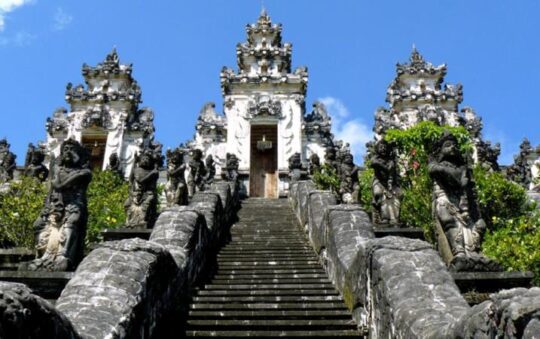 Pura Penataran Agung Lempuyang, Wisata Sejarah dengan Panorama Alam di Karangasem Pura Penataran Agung Lempuyang, Wisata Sejarah dengan Panorama Alam di Karangasem