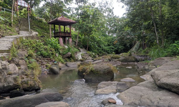 Fasilitas Air Terjun Luweng Sampang