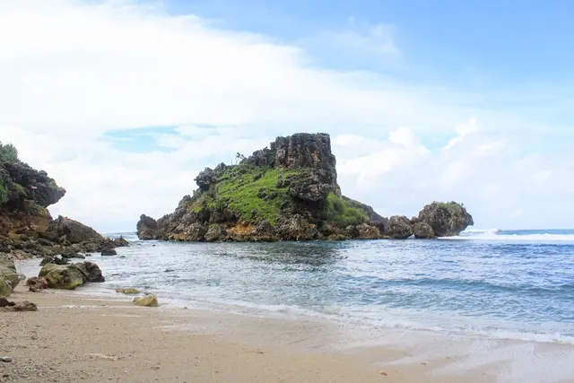 Shutterstock Atraksi Pantai Nglambor