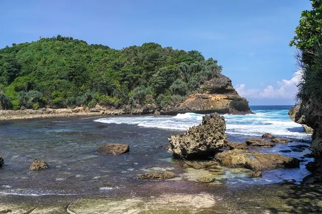 Fasilitas Pantai Shuttershock Batu Bengkung