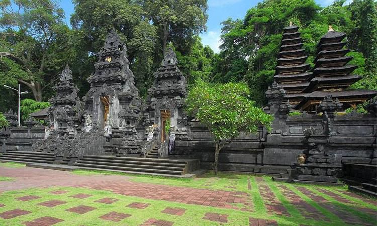 Daya Tarik Pura Candidasa Karangasem