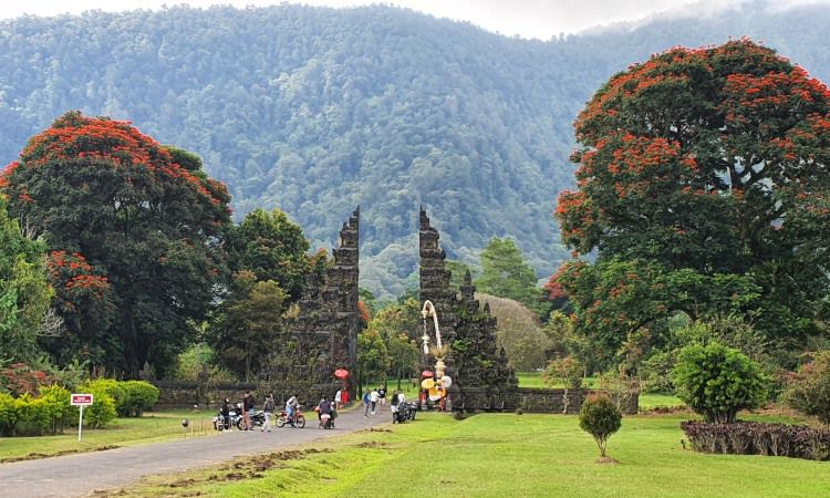 Aktivitas Bali Khandara Gate Buleleng