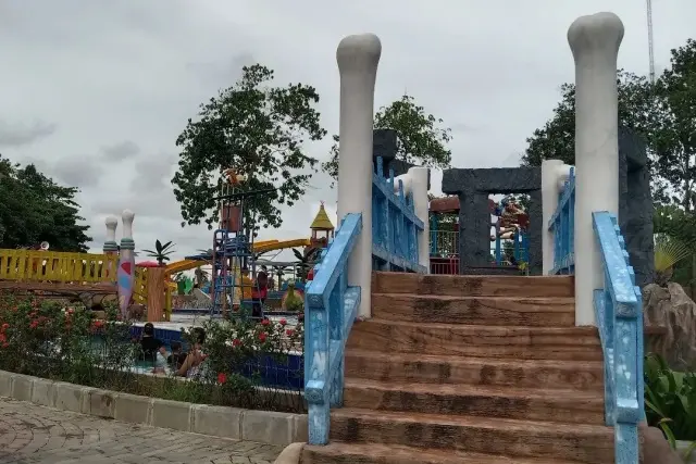 Taman hiburan dengan water boom