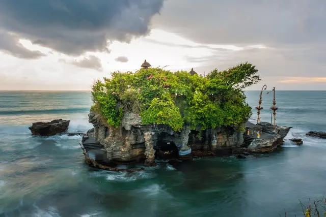 Daya Tarik Pura Tanah Lot